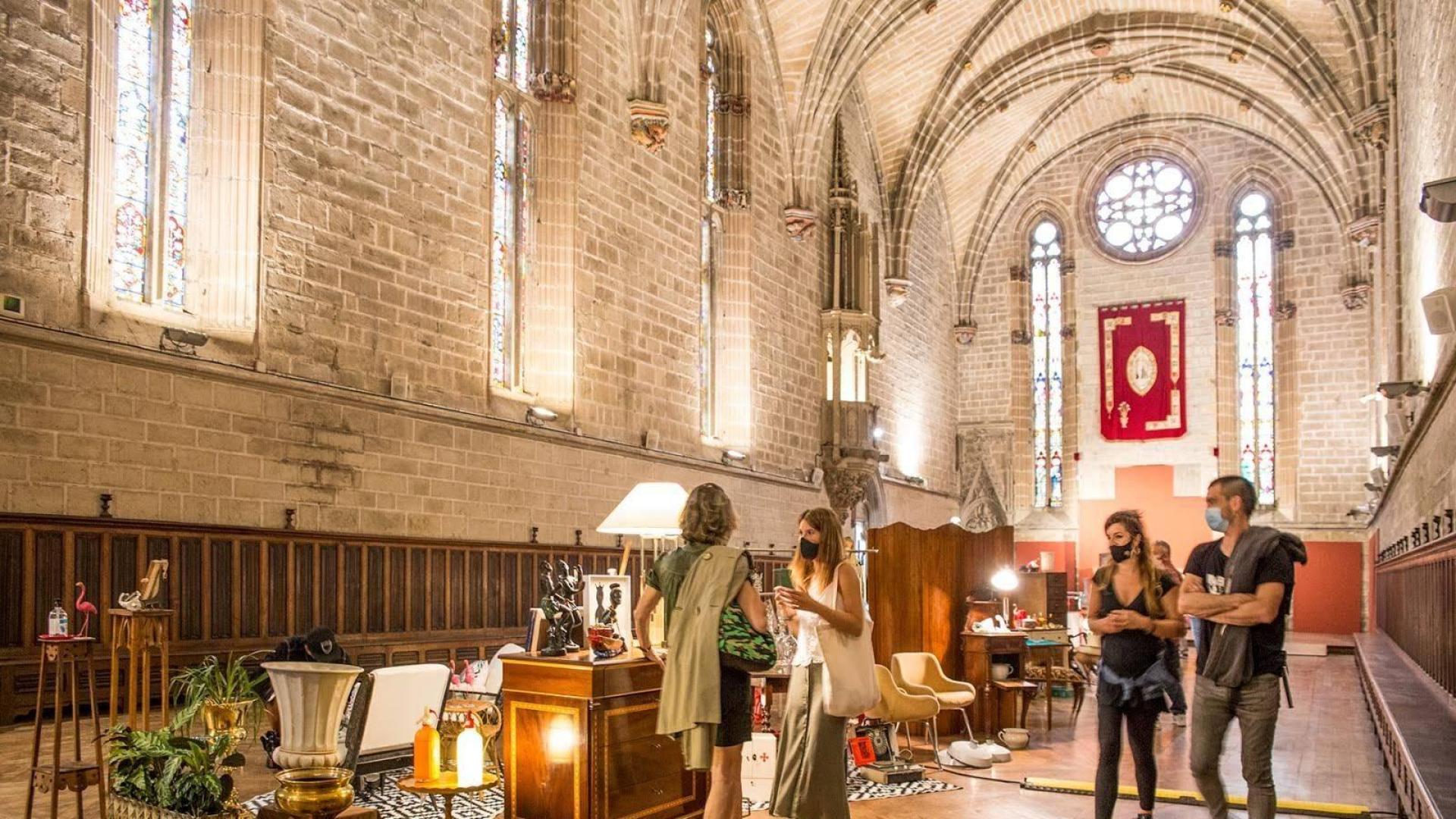 De izda a dcha: la diseñadora Ione Zabalegi, Gema Rada y Gonzalo García, en el claustro