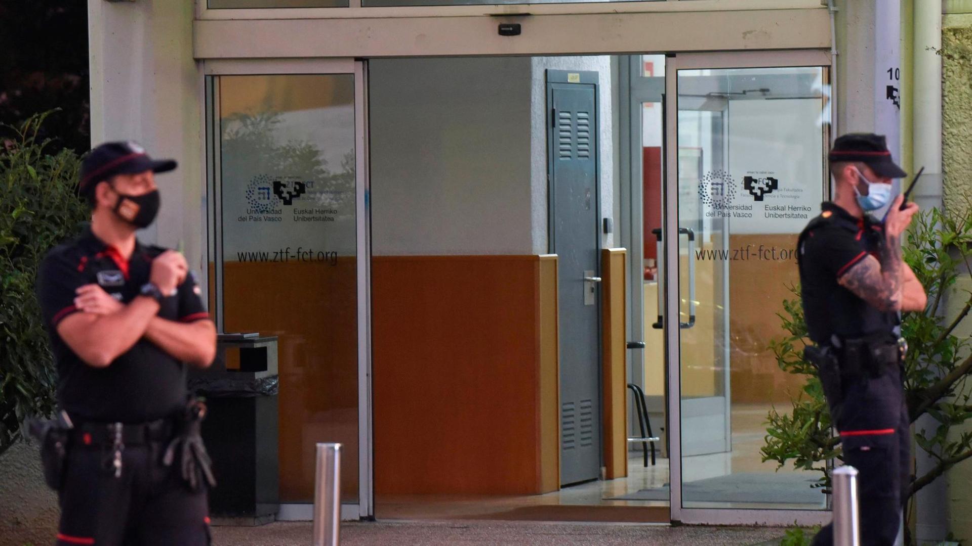 Agentes de la Ertzaintza establecen un dispositivo de seguridad tras un tiroteo en la Facultad de Ciencias y Tecnología de la UPV/EHU