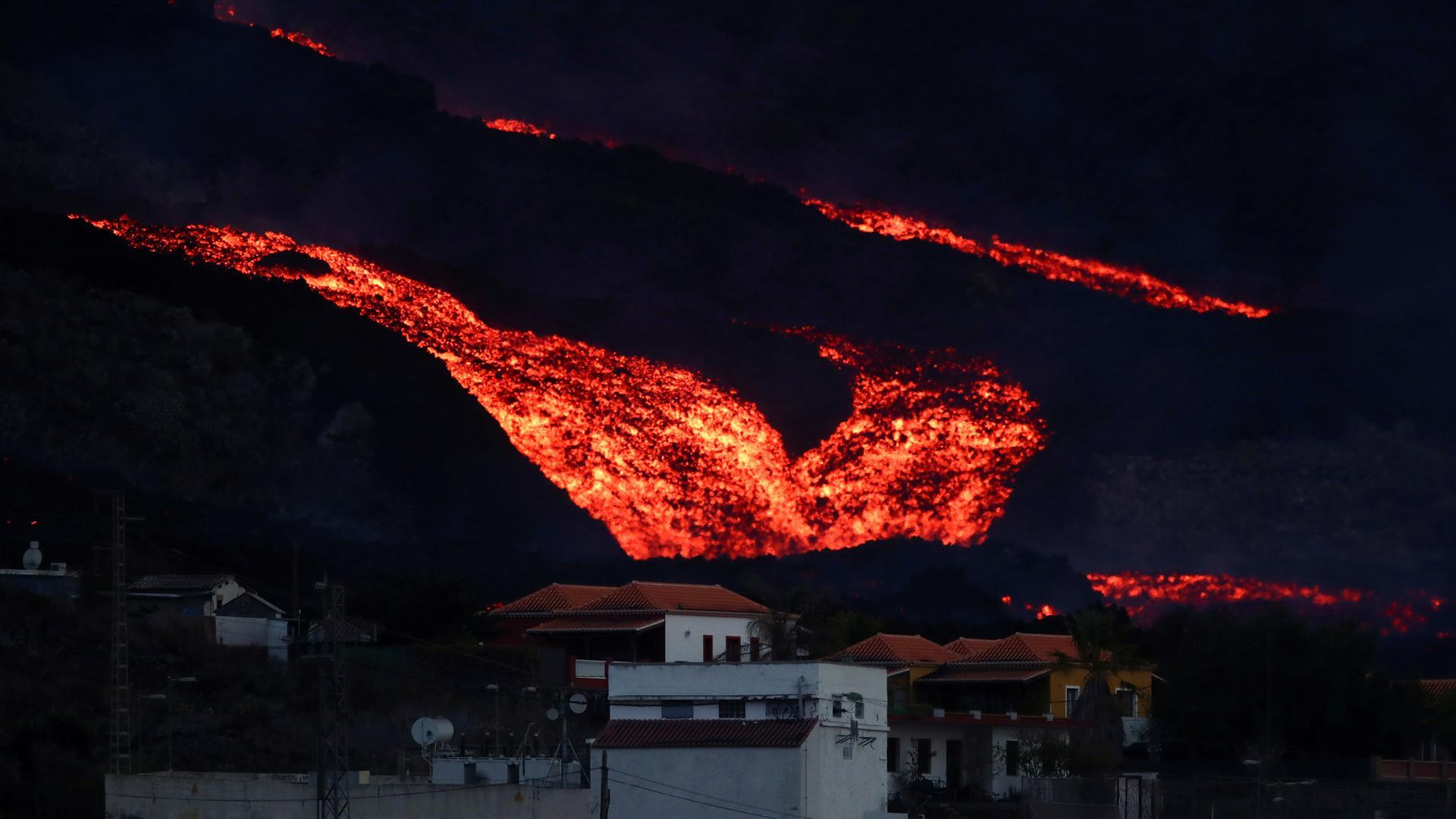 Espectacular imagen de la colada del volcán Cumbre Vieja con Los Llanos en primer término