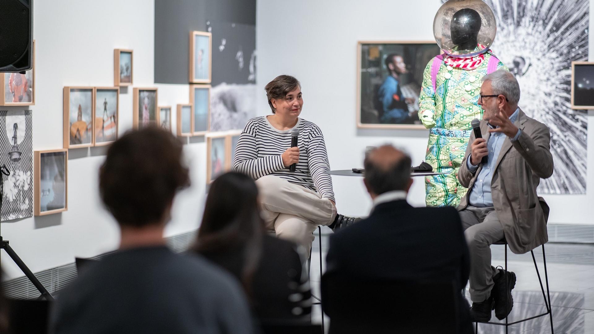 La artista alicantina Cristina de Middel, en la presentación de la muestra 'Pseudología fantástica', en el Museo Universidad de Navarra