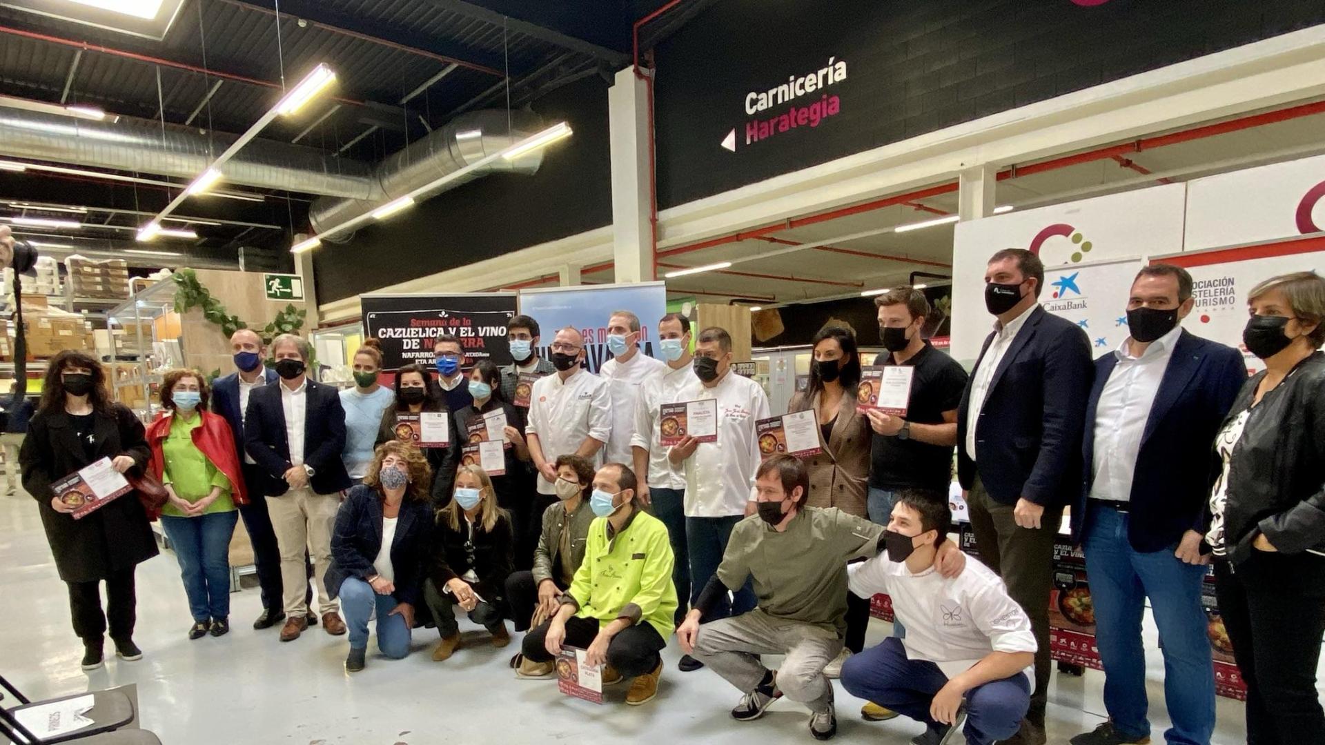 Foto de familia de los galardonados en la XX Semana de la Cazuelica y el Vino D.O. Navarra