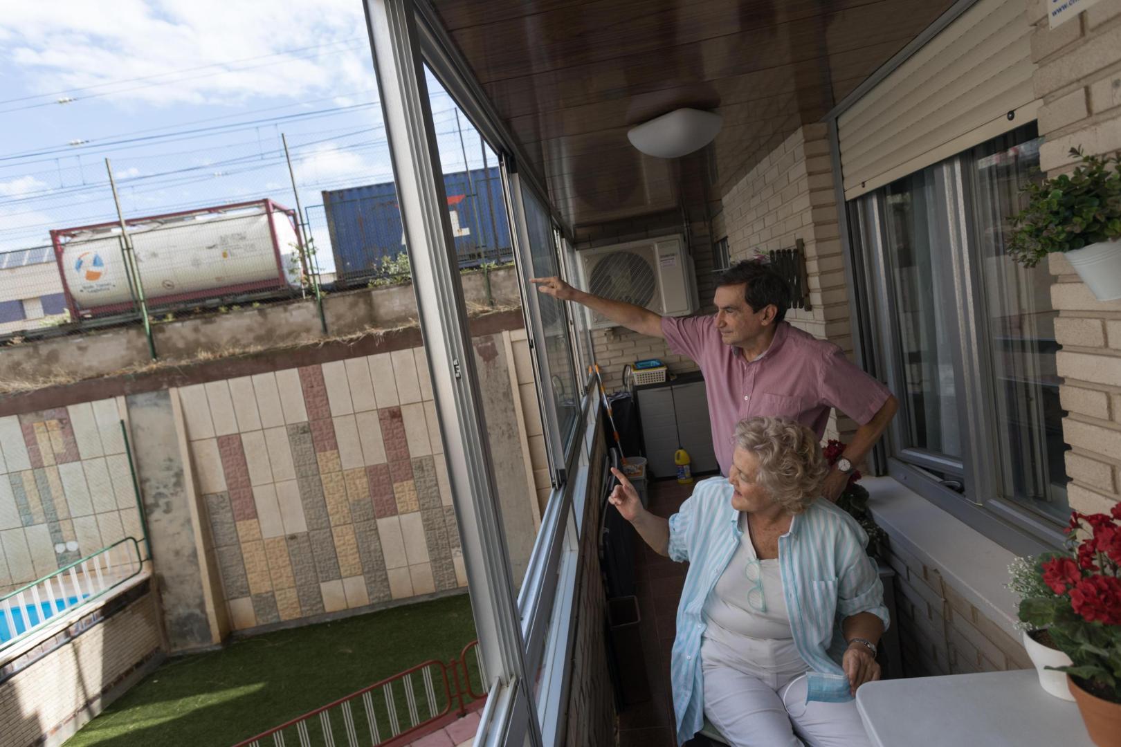 Pachi González y Teresa Ancín ven desde el balcón de su piso cómo pasa un tren de mercancías