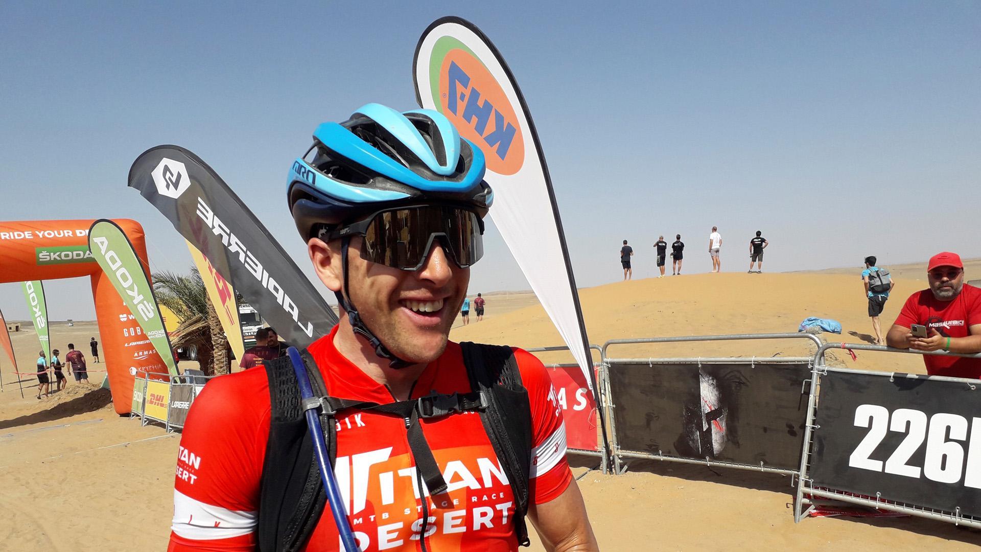 El suizo Konny Looser, ataviado con el maillot rojo de líder, se impone en la Titan Desert