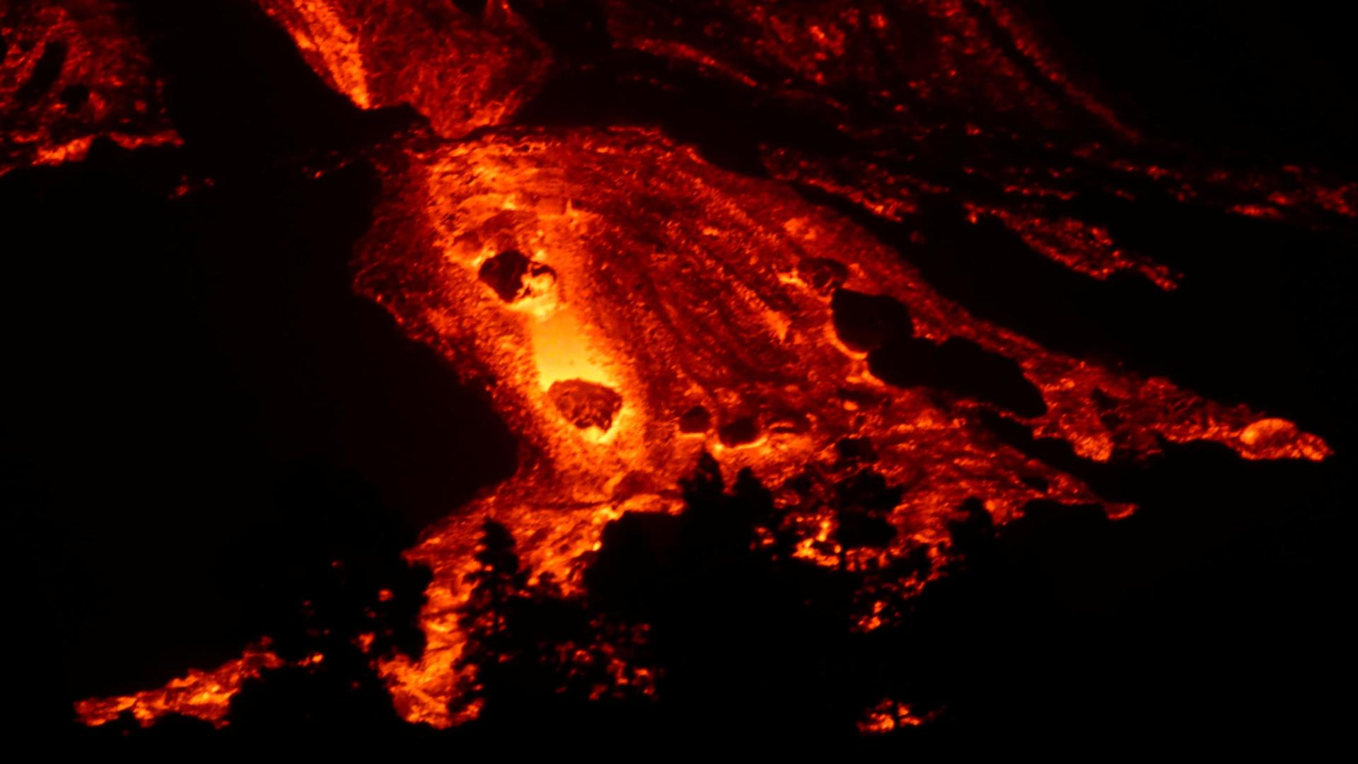 Imagen de la lava cayendo por el volcán de Cumbre Vieja