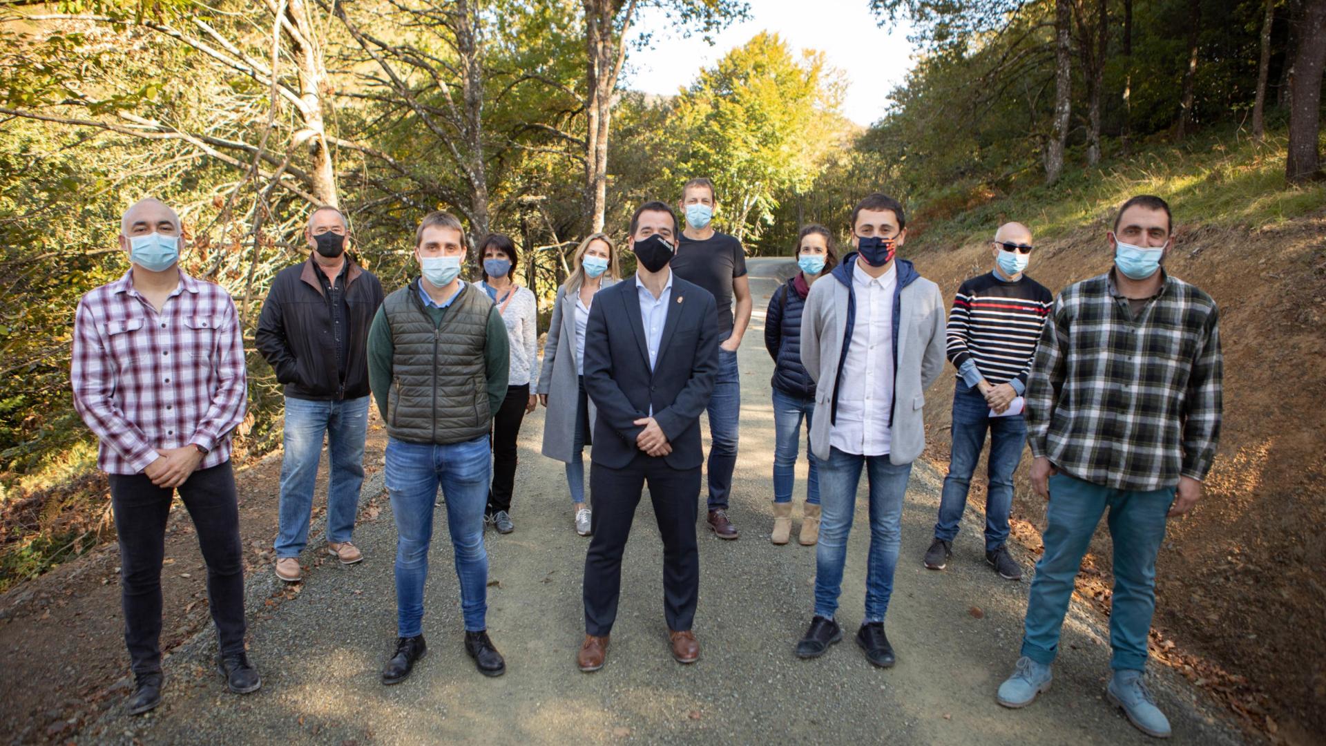El consejero Mikel Irujo posa con alcaldes de la zona y responsables de la Vía Verde del Plazaola