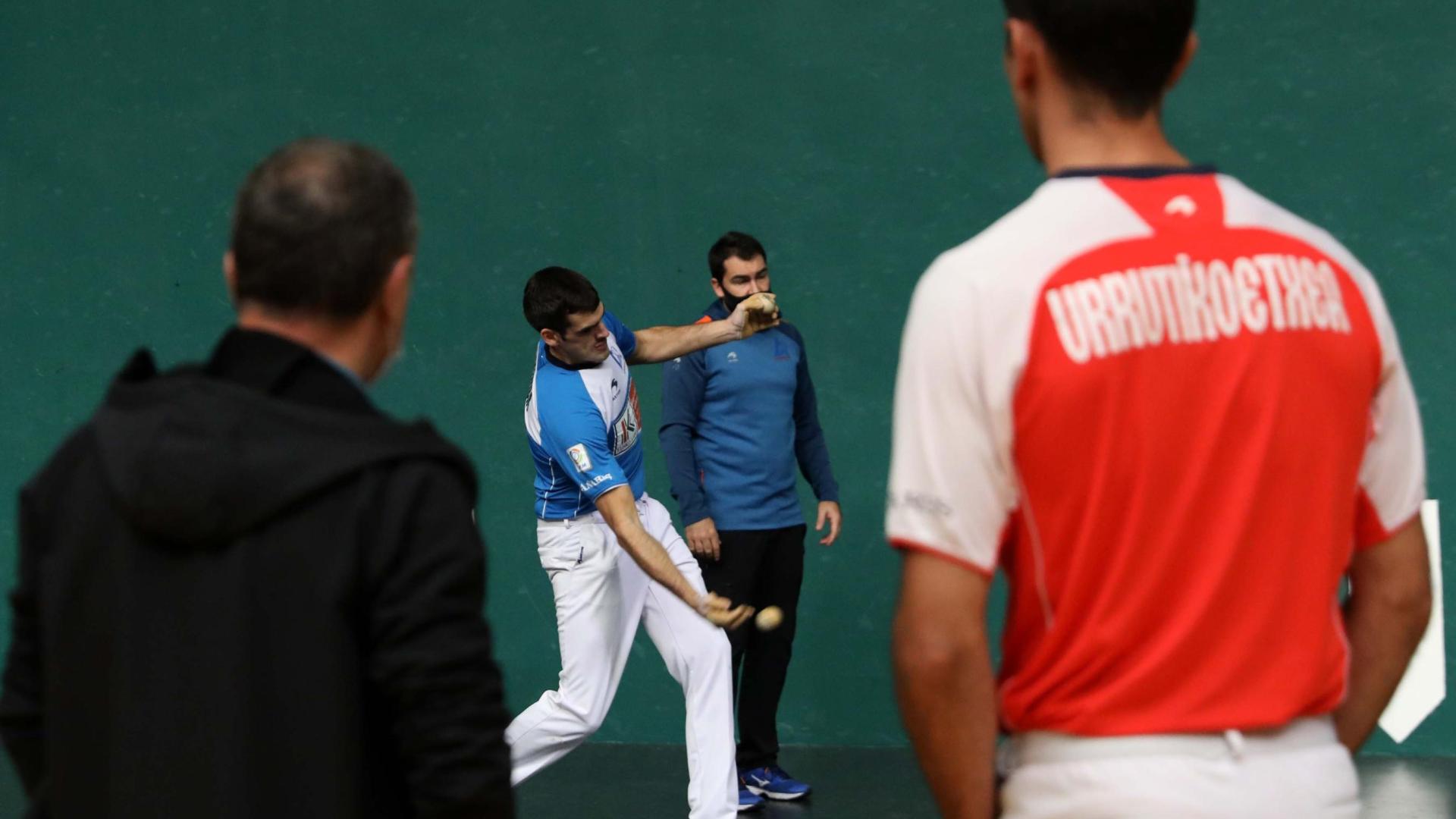 Mikel Urrutikoetexea contempla cómo Ezkurdia prueba una pelota en el Labrit.	J