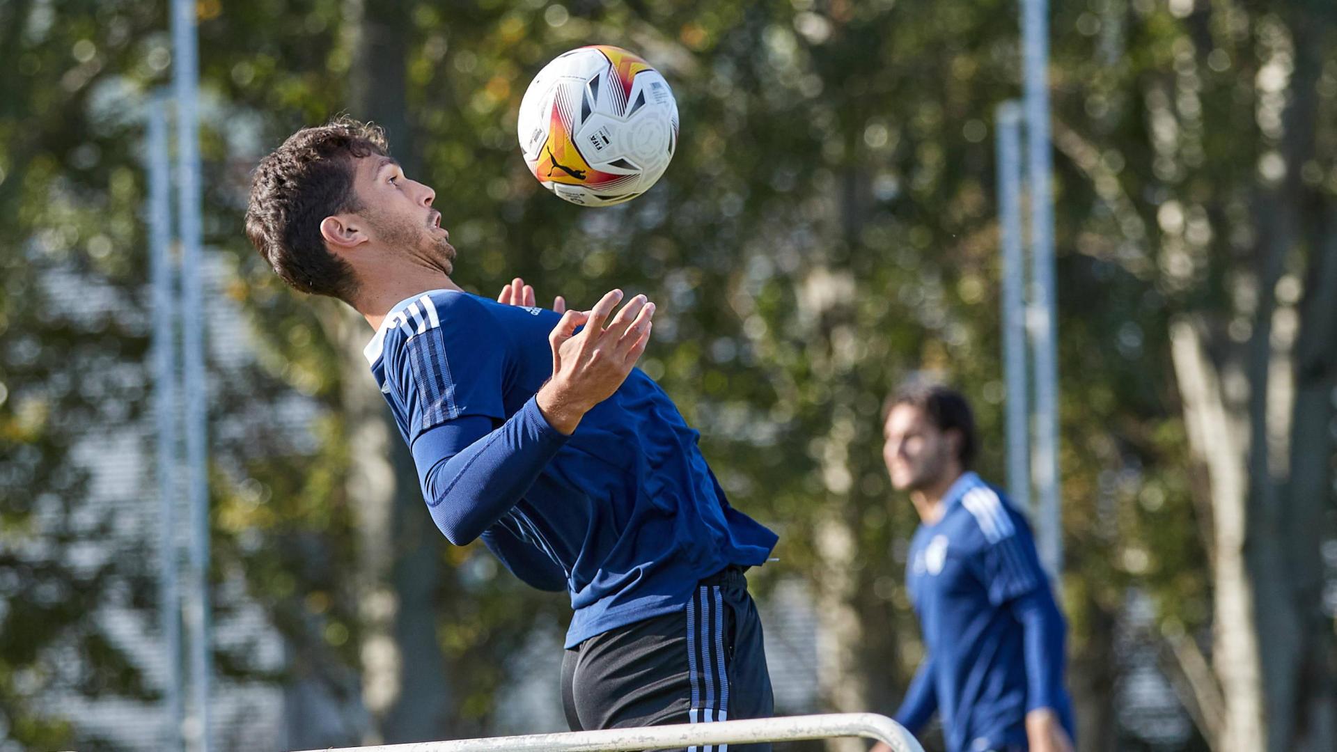 Lucas Torró controla el balón con el pecho
