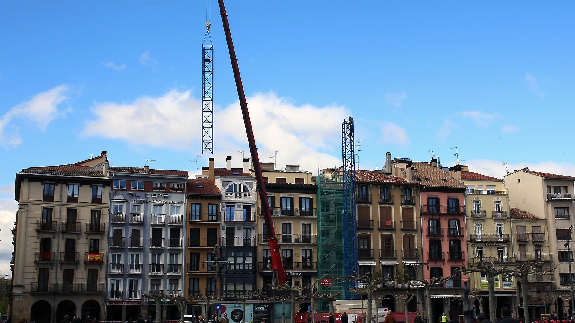 Montaje de grúas para la rehabilitación de un edificio de viviendas en la Plaza del Castillo de Pamplona