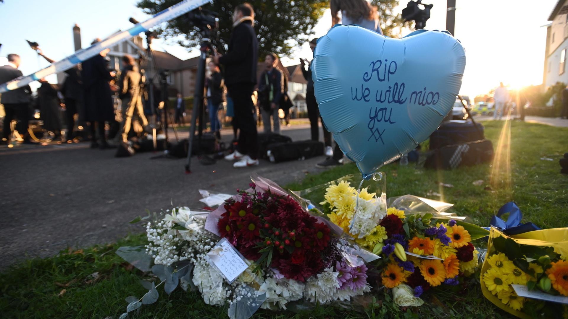 Flores de homenaje en el lugar donde fue asesinado el diputado conservador David Amess en Essex (sureste de Inglaterra)