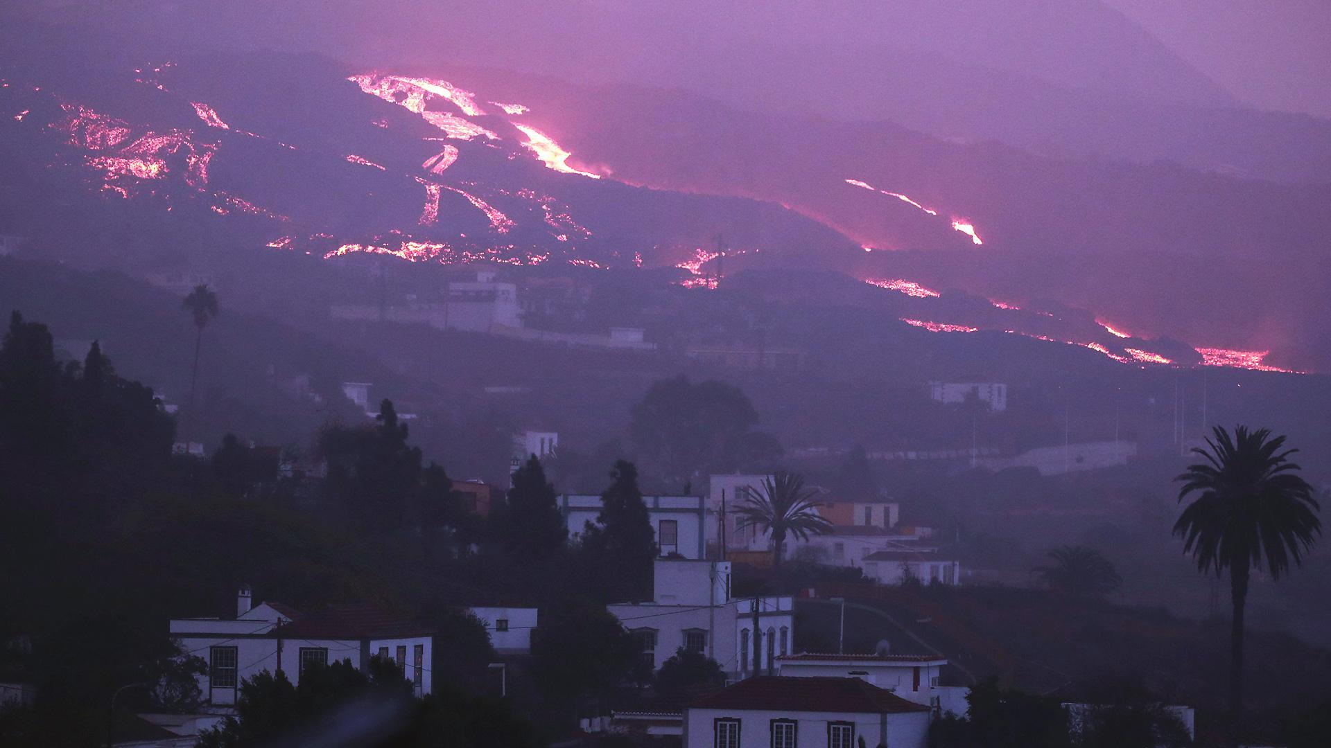 La lava del Cumbre Vieja, vista desde la localidad de Tajuya
