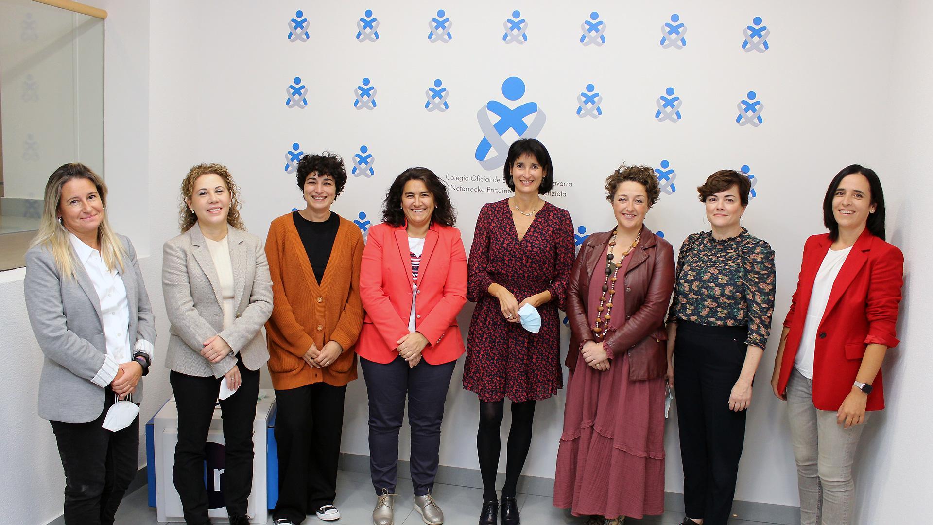 Isabel Iturrioz, en el centro, junto a su equipo al frente del Colegio Oficial de Enfermería de Navarra