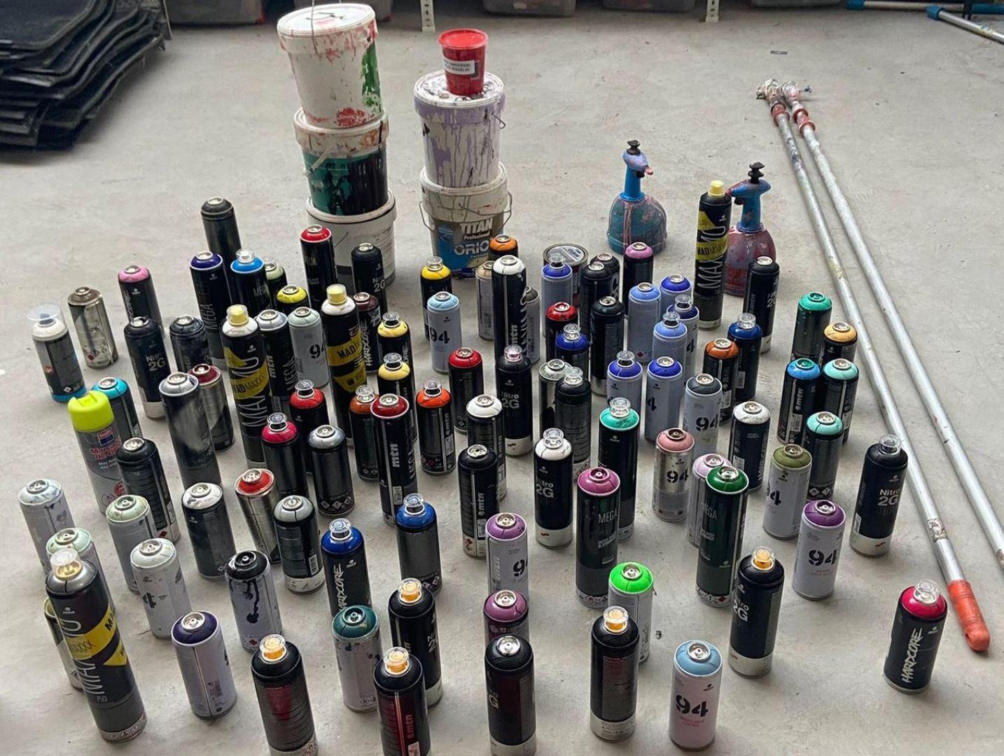 Botes de pintura incautados