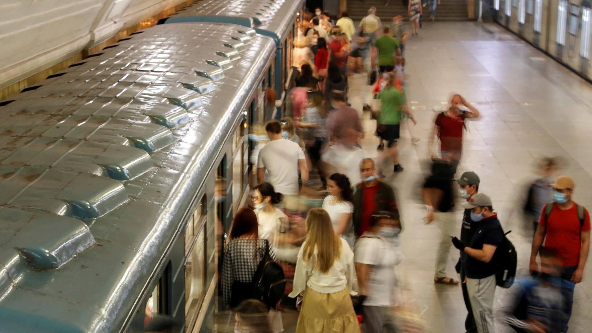 Pasajeros, en una estación de tren en Moscú