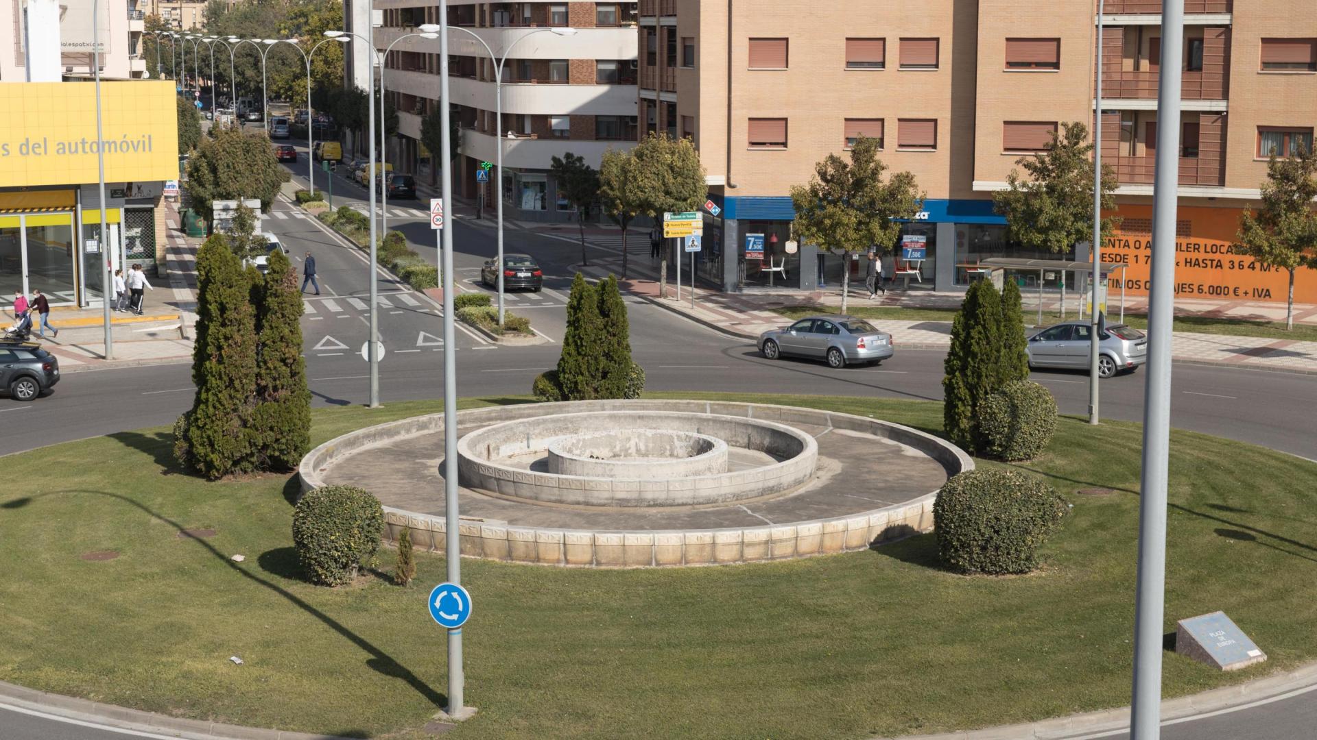 Imagen actual de la fuente de la rotonda de la plaza Europa, que ahora se va a rehabilitar