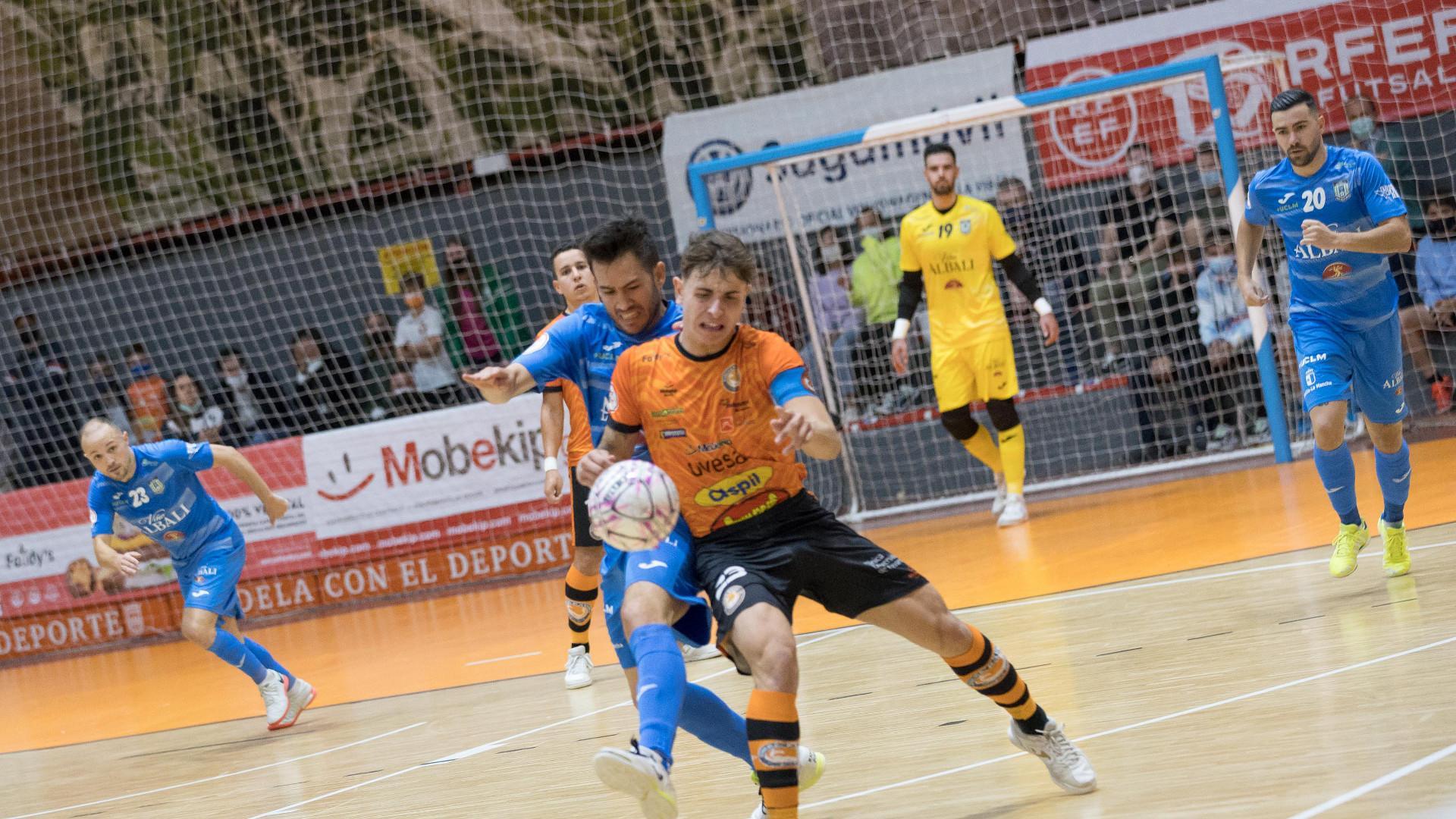El jugador tudelano del Aspil Uge, quien ayer ejerció de capitán ante la baja de David García, protege un balón ante el acoso de un rival.