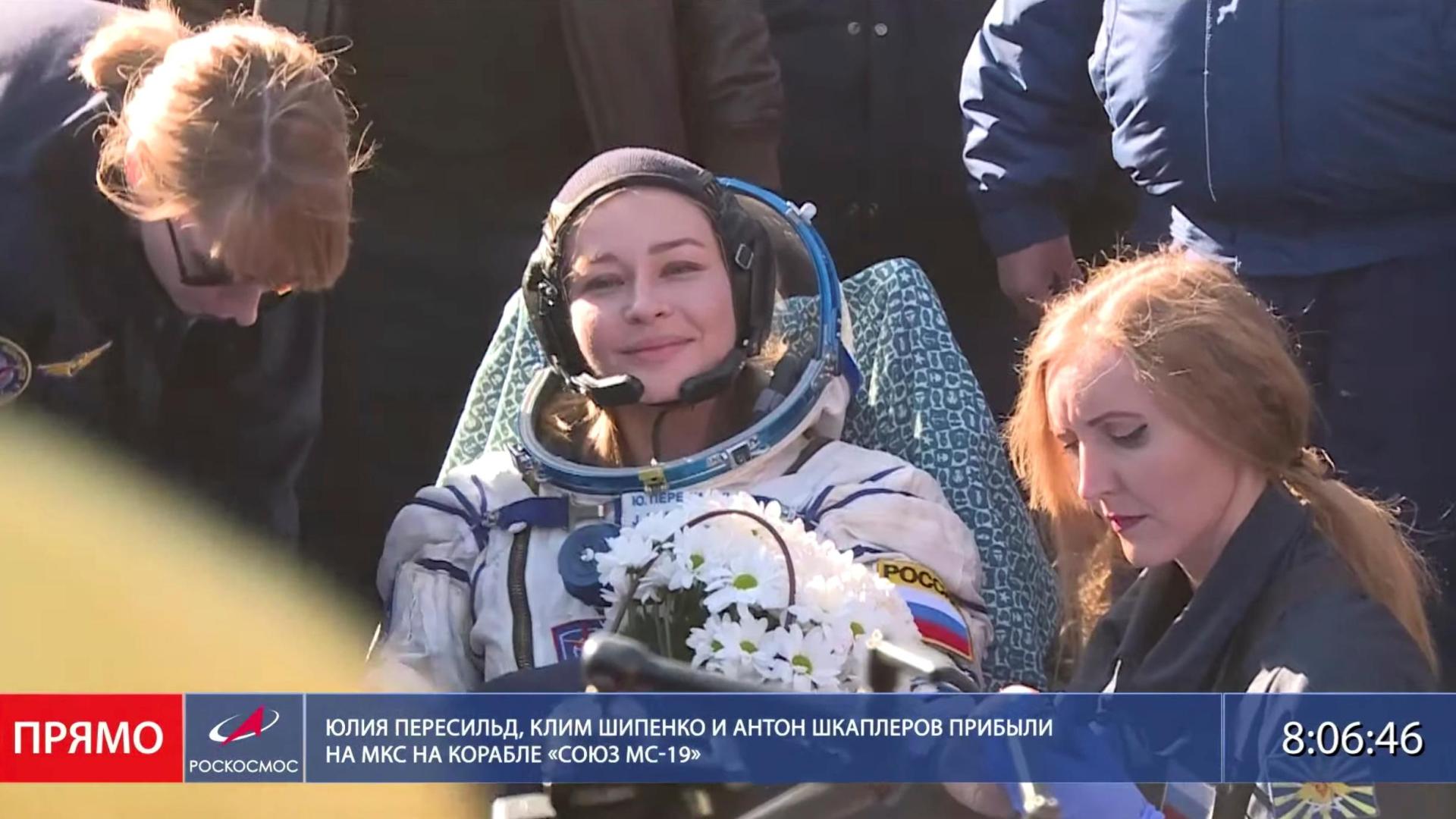 Yulia Peresild descansa tras el aterrizaje de la Soyuz MS-18