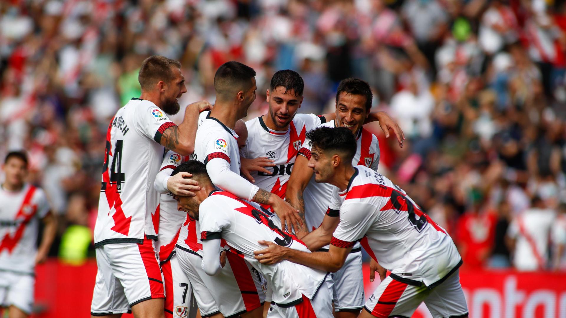 Mario Hernández celebra su gol con sus compañeros