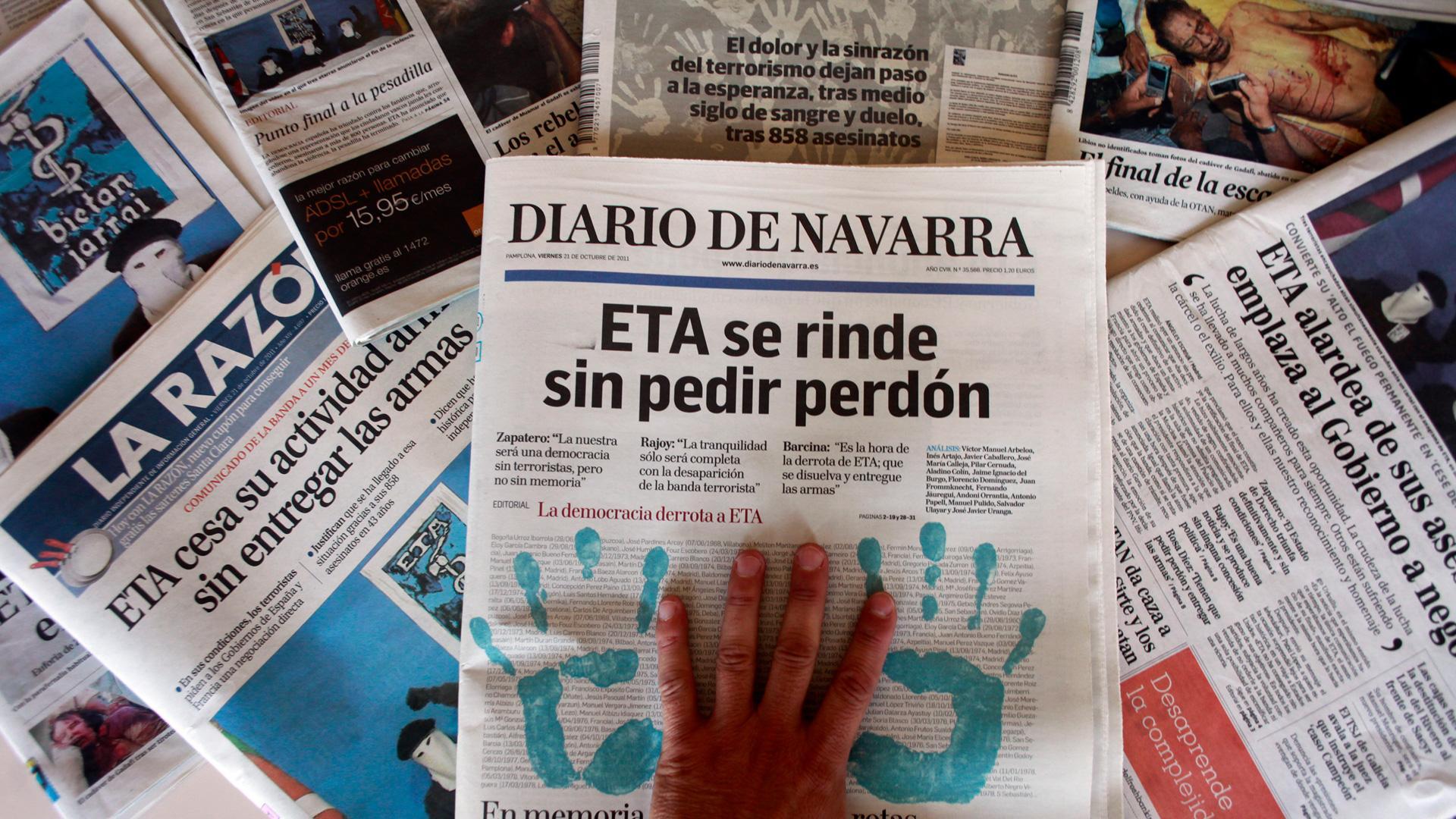 Portadas de los periódicos con el anuncio de ETA del cese definitivo de los atentados
