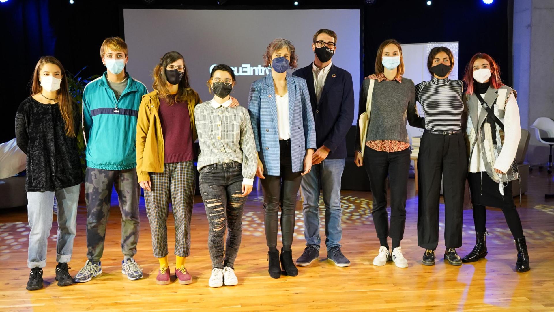 Las personas galardonadas, con la consejera Esnaola y el director gerente del INJ, Carlos Amatriain, en el centro de la imagen