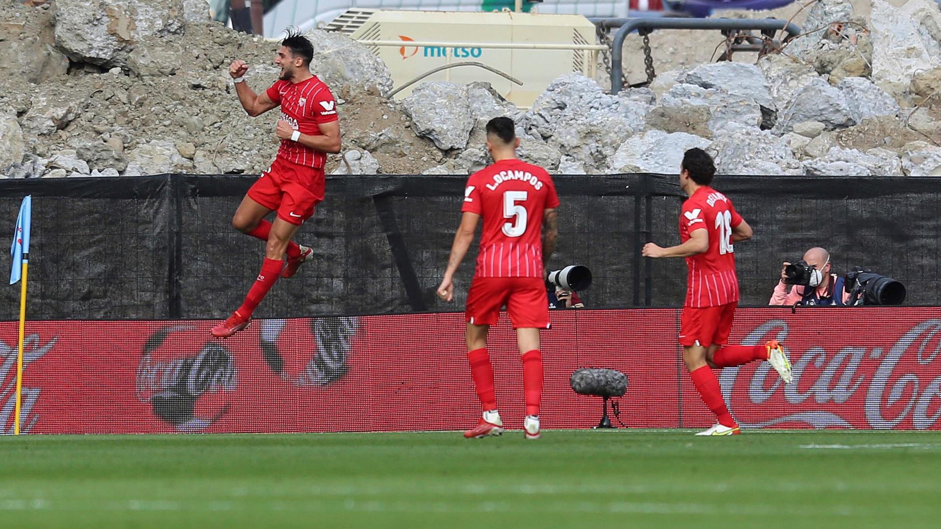 El delantero del Sevilla Rafa Mir celebra su gol ante el Celta de Vigo