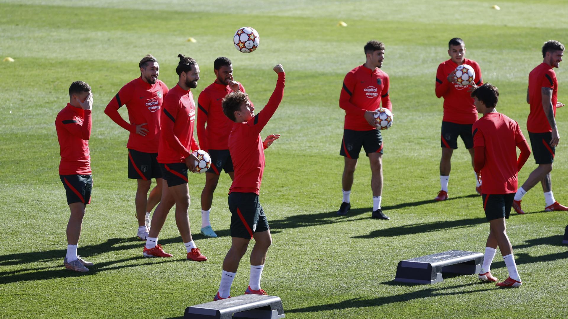 Antoine Griezmann juega con un balón junto a sus compañeros durante la sesión de este lunes en la Ciudad Deportiva Wanda