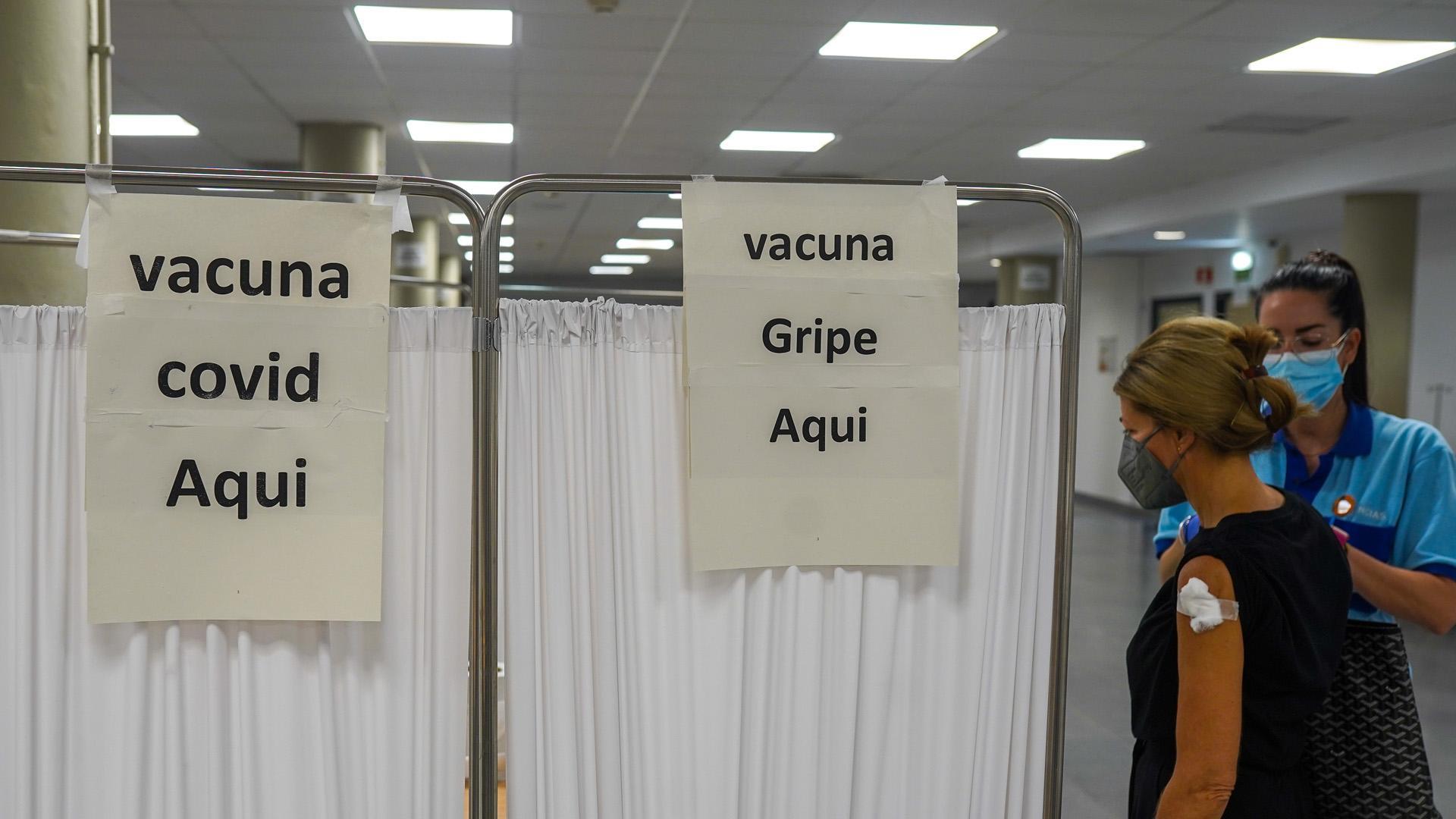 Una persona se vacuna con la tercera dosis Covid y la vacuna de la gripe en Sevilla