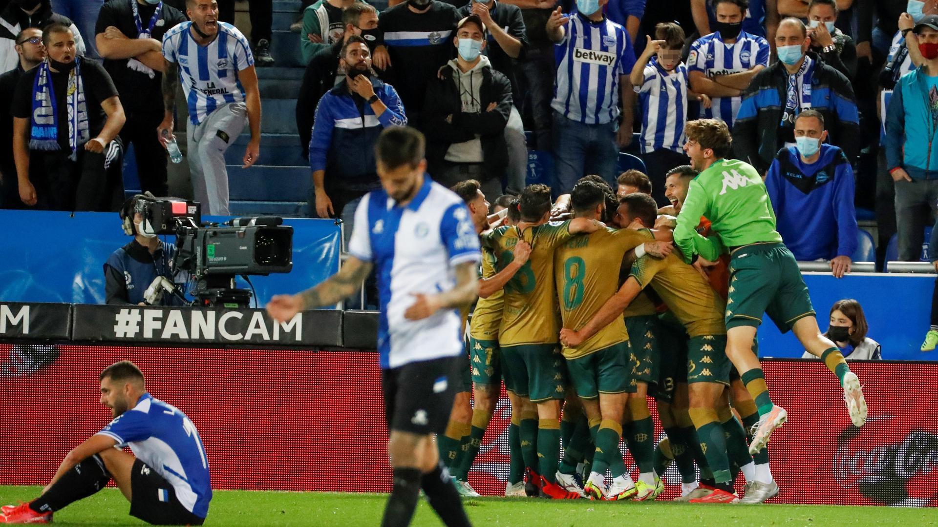 Los jugadores del Betis celebran el gol ante el Alavés