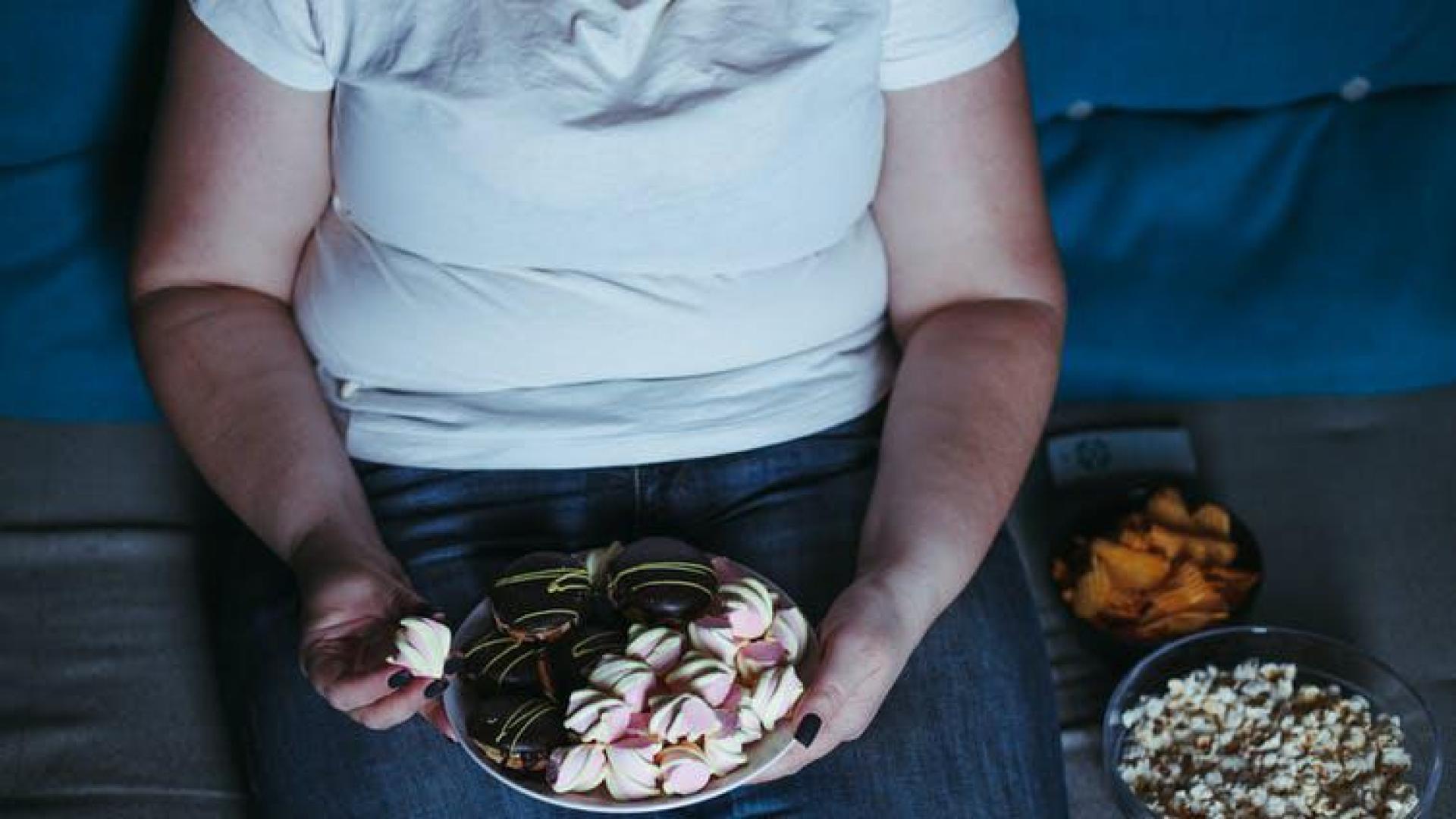 Imagen de una mujer comiendo