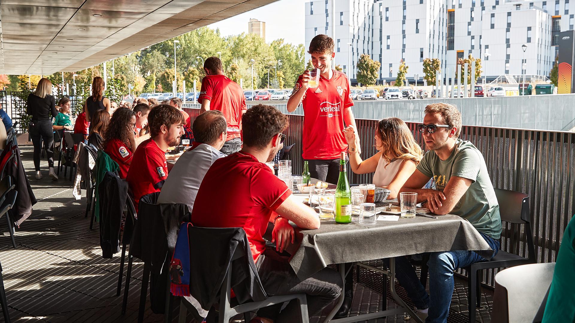 Aficionados de Osasuna almuerzan en los aledaños del estadio el día de la visita del Rayo Vallecano
