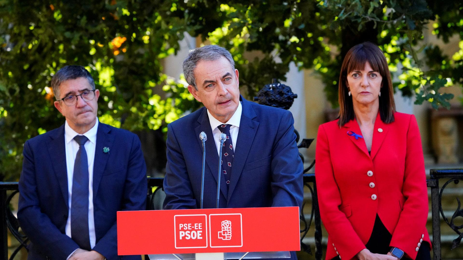 Acto de los socialistas en Guernica, con José Luis Rodríguez Zapatero, entre el exlehendakari Patxi López y la vicelehendakari Maite Mendia