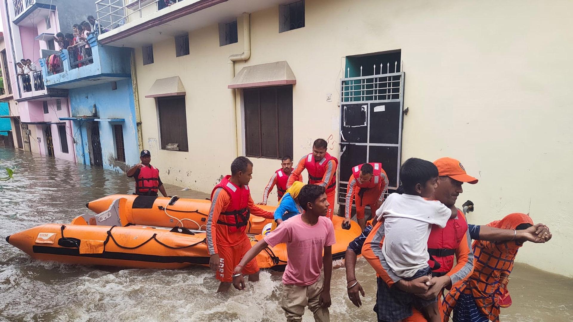 Evacuación de personas por las intensas lluvias en Udhamsingh Nagar (India)