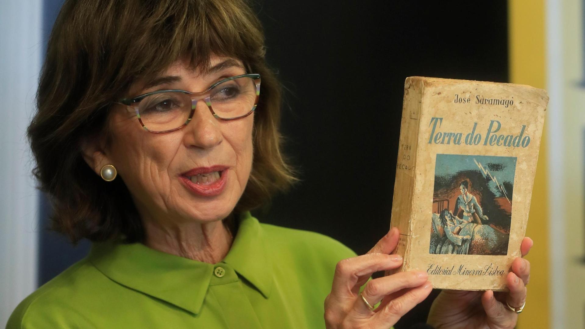 Pilar del Río, viuda del escritor luso José Saramago, muestra un ejemplar de una de sus obras