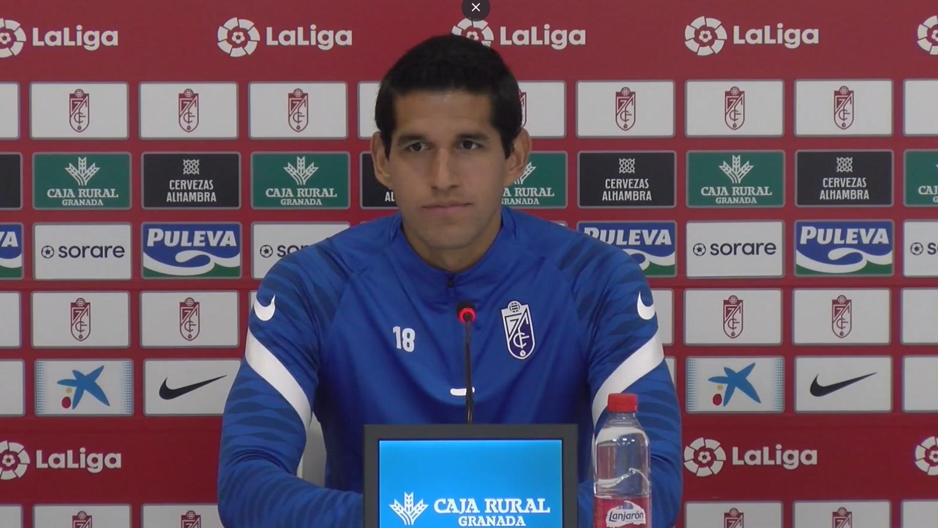 Un momento de la rueda de prensa del jugador del Granada, Luis Abram