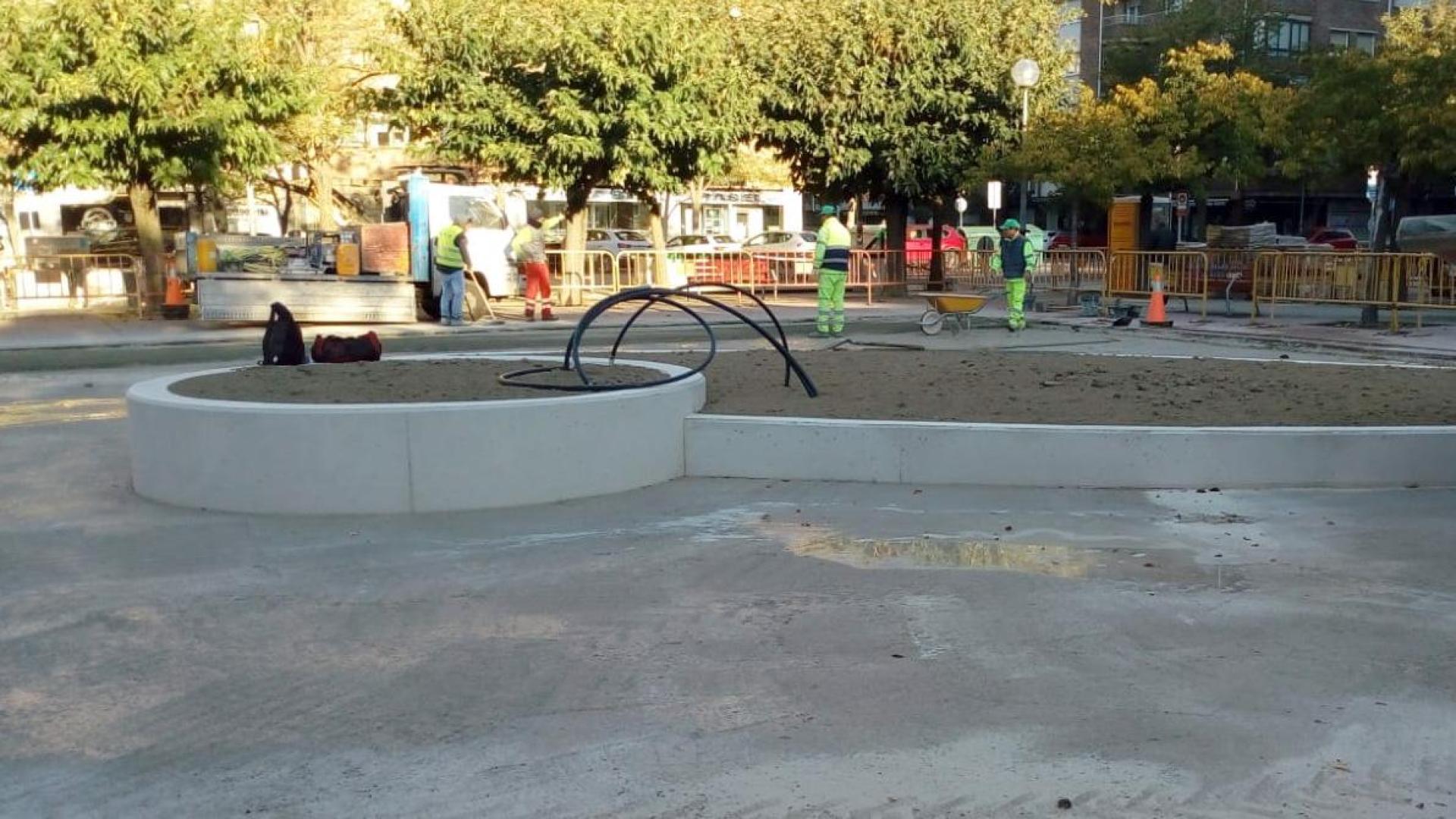 Trabajos de renovación de la plaza de Iturrama junto al colegio