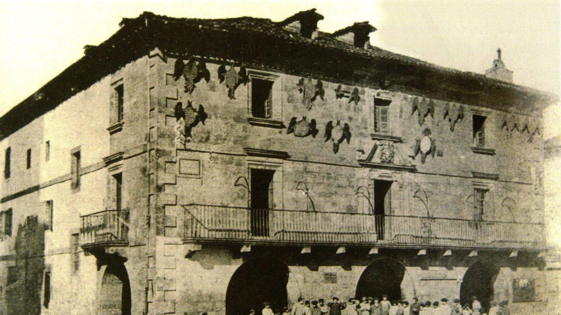 Ayuntamiento de Baztán en Elizondo (1696). Postal que reproduce la fotografía de J. Laurent de fines del siglo XIX en la que se pueden ver los vítores de los destacados hijos del Valle, retirados hace poco más de un siglo