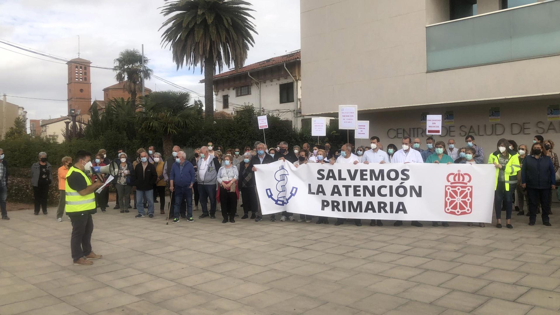 Miembros del sindicato médico junto con otros sanitarios y pacientes en la concentración de este jueves en el centro de salud de San Adrián