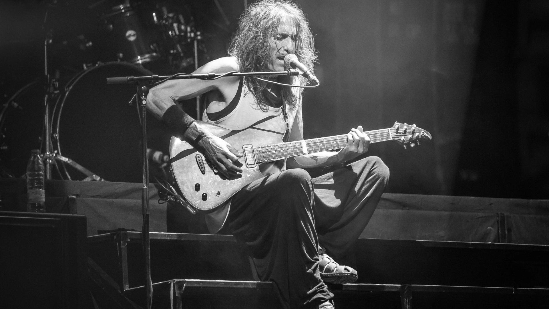 Robe Iniesta, durante uno de sus conciertos