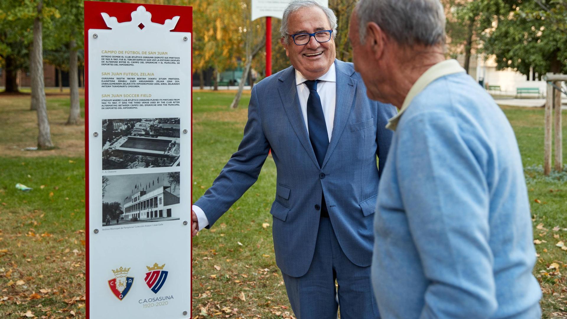 Luis Sabalza bromea con Miguel Ángel Arenaz, con el córner de San Juan al fondo