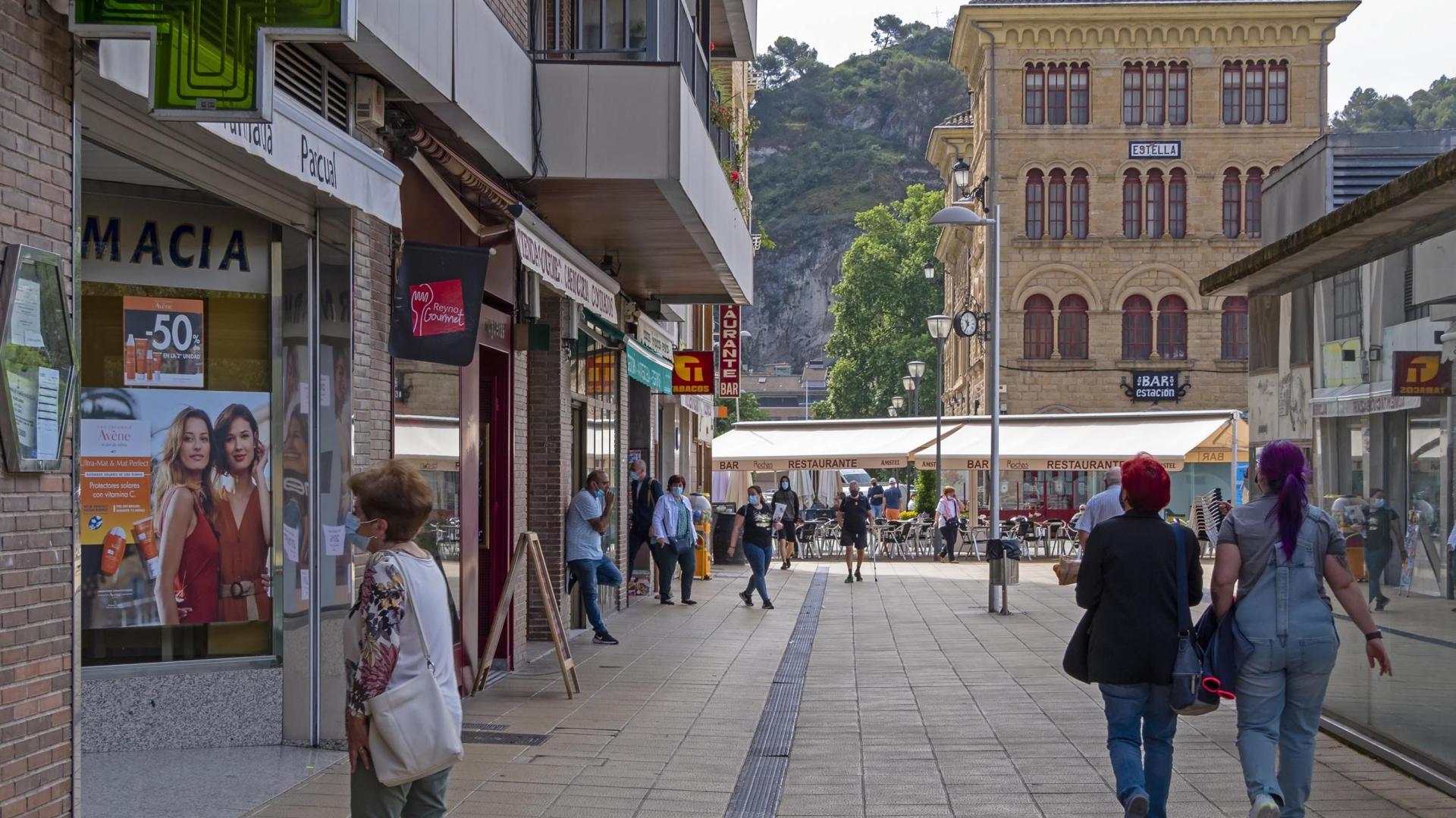 Varias personas pasean por las calles de Estella