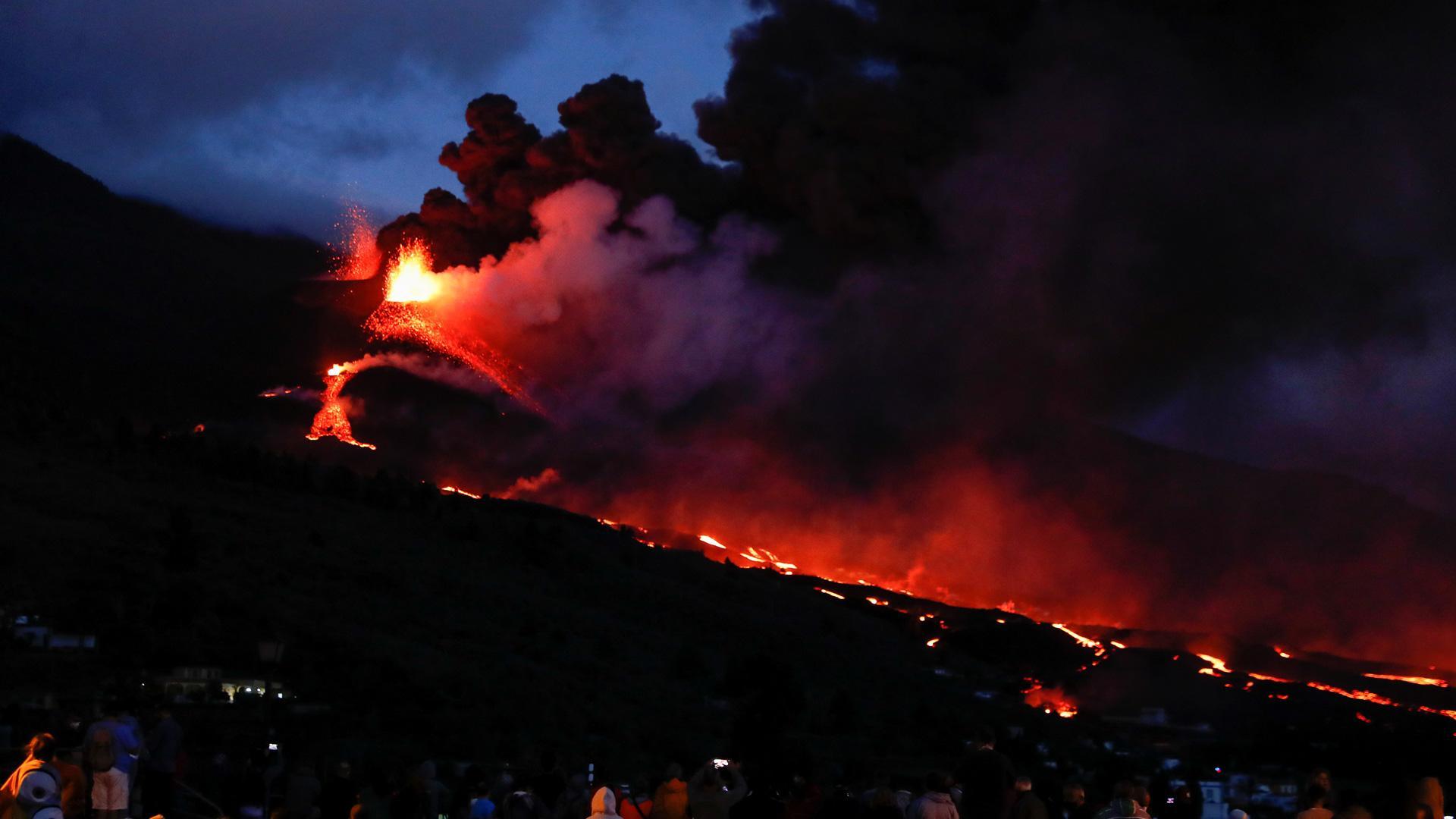 Varias personas contemplan la erupción del volcán de Cumbre Vieja de La Palma