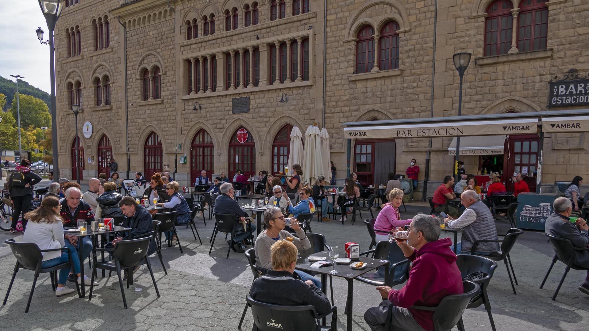 Terrazas repletas de gente en Estella coincidiendo con el Nafarroa Oinez el pasado 17 de octubre