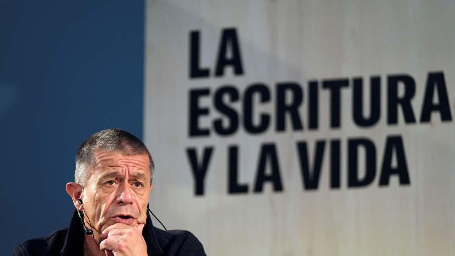 Emmanuel Carrère mantiene un encuentro con clubes de lectura en el Palacio de Exposiciones y Congresos Ciudad de Oviedo, este sábado