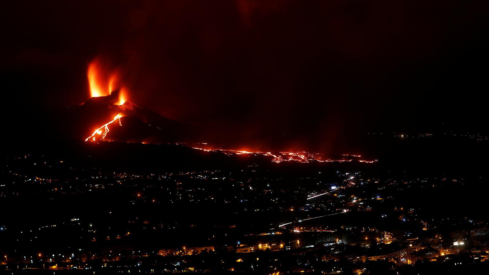 Vista general de la erupción sobre Los Llanos de Aridane
