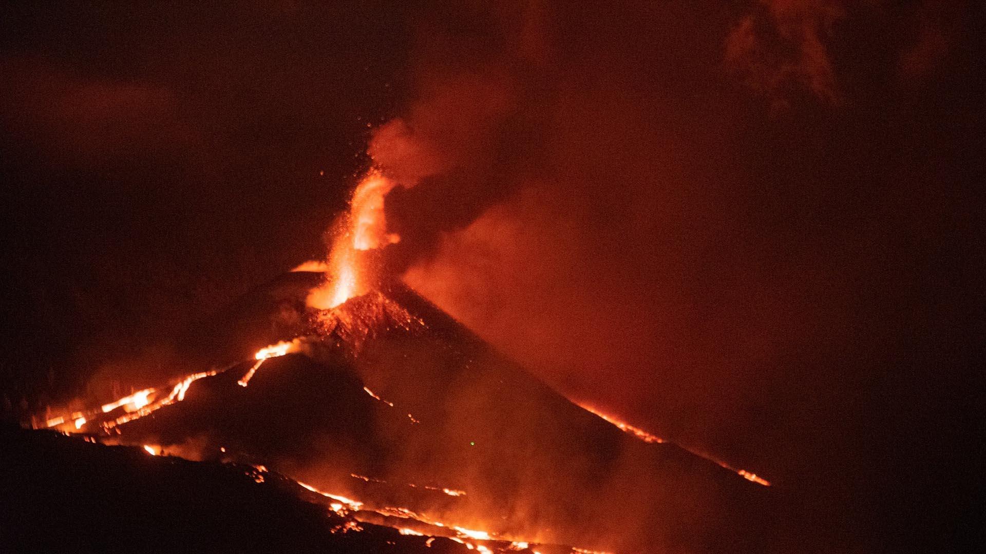 Imagen de los derrames de lava en el volcán este sábado.