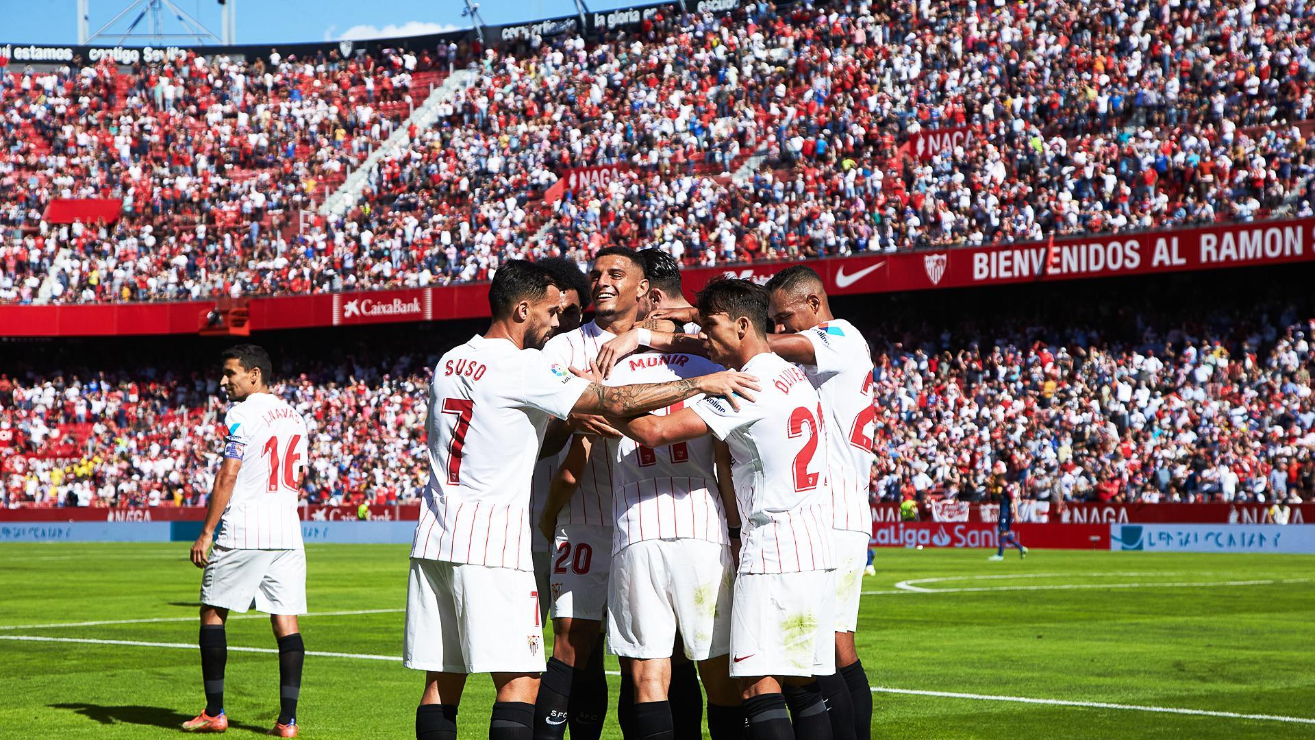 Los jugadores del Sevilla celebran uno de los tantos del choque contra el Levante