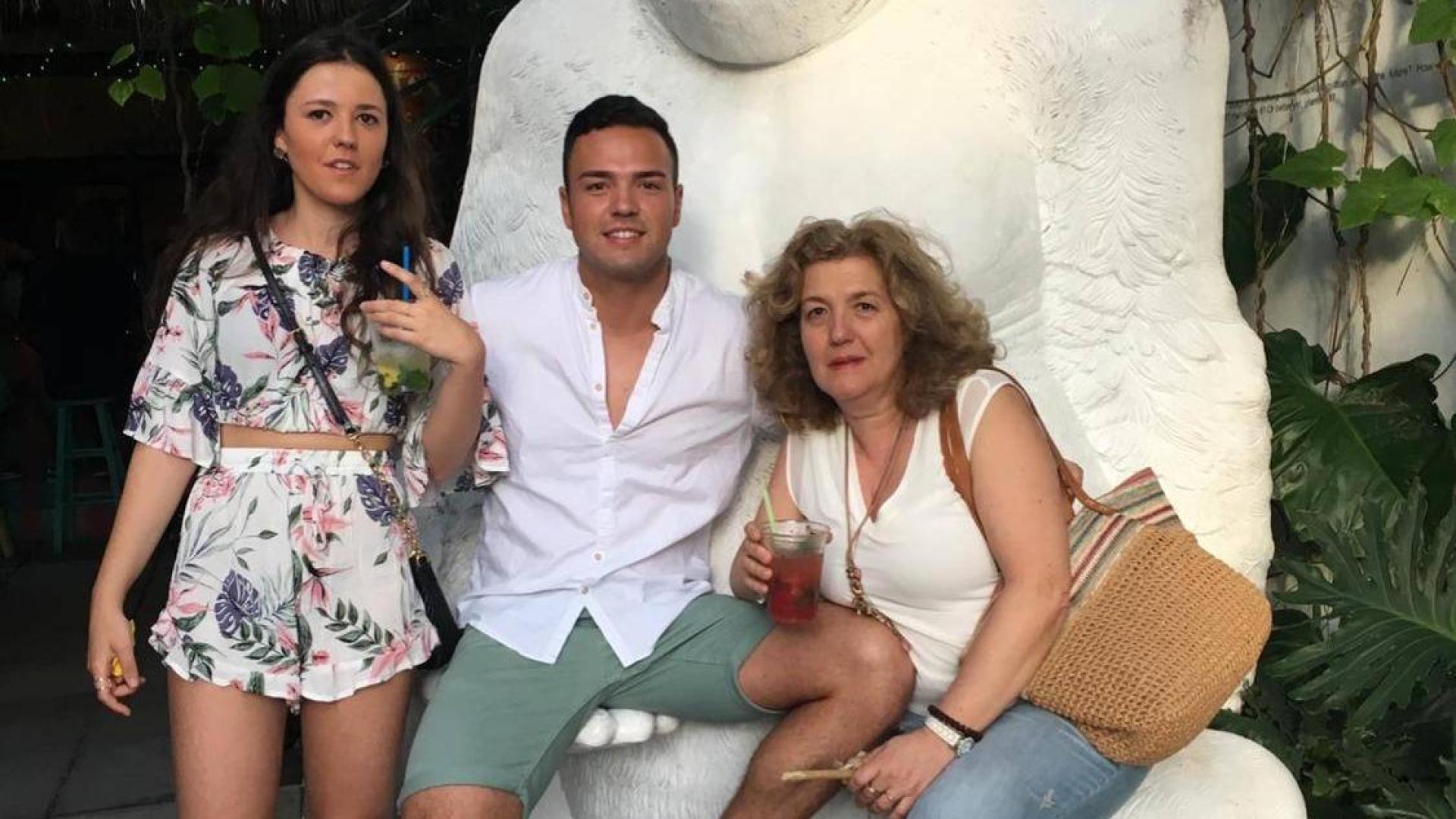 Javier Caballero junto a su madre, Auxi Casanova, y su hermana Elena cuando ambas le visitaron en Miami
