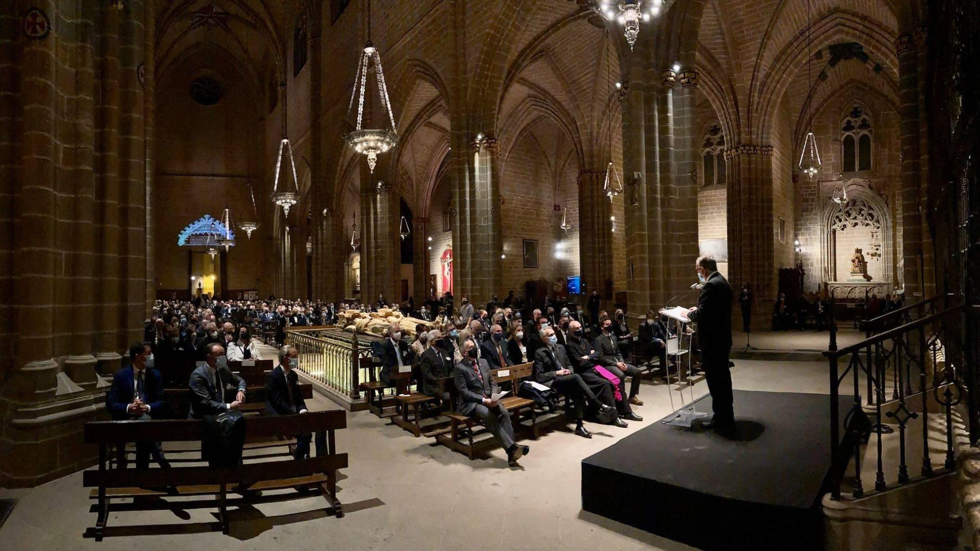 El alcalde Maya interviene en la bienvenida de ayer en la Catedral a los participantes en el congreso