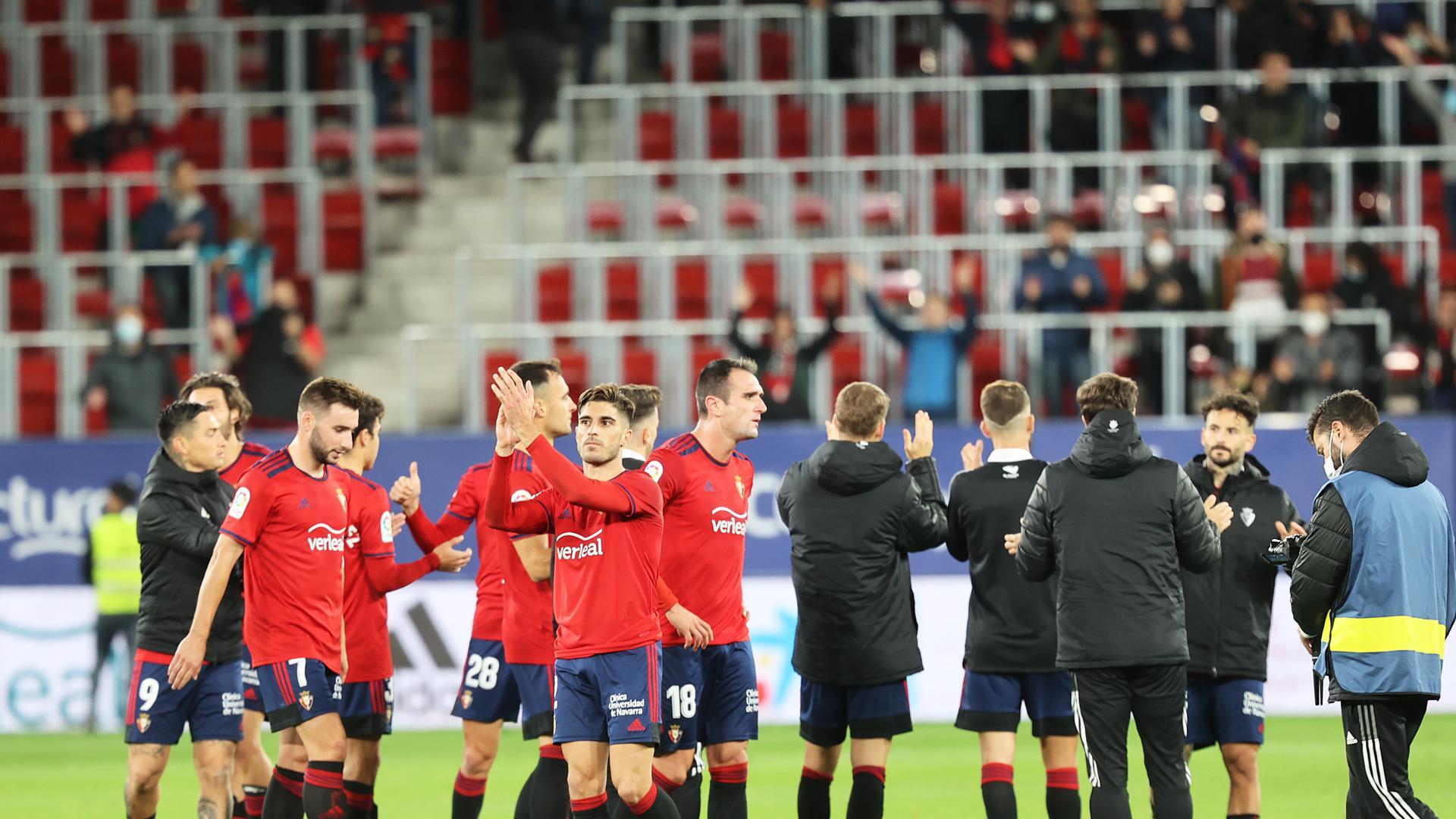 Los jugadores rojillos agradecen el apoyo del público al finalizar el partido contra el Granada