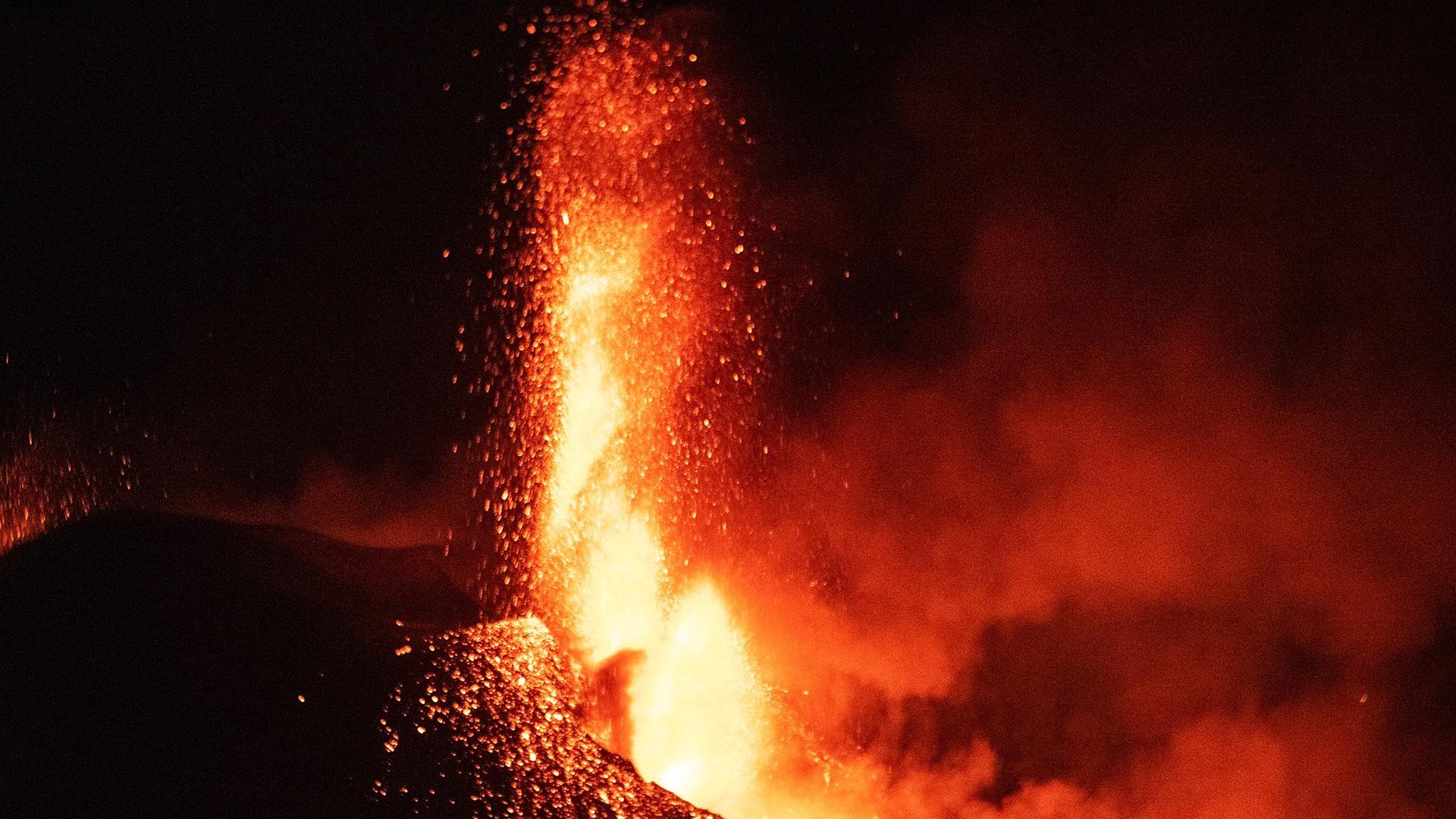 La rotura del cono del volcán ha provocado más desbordamientos de lava y desprendimientos que han generado corrientes de aire