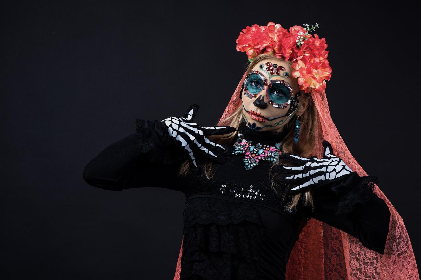 Una chica, caracterizada de Catrina
